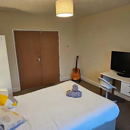 6 Beds, Large 5-bedroom House Parking, Wifi & Easy Access To Uwe Ideal For Contractors Casa vacanze *