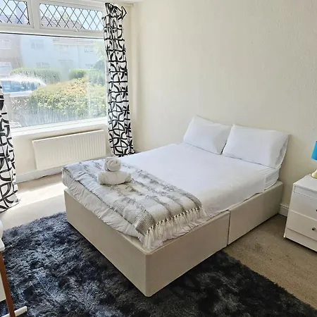 6 Beds, Large 5-bedroom House Parking, Wifi & Easy Access To Uwe Ideal For Contractors Casa vacanze