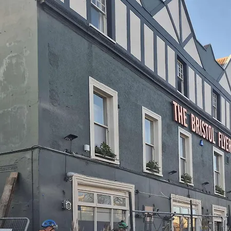 6 Beds, Large 5-bedroom House Parking, Wifi & Easy Access To Uwe Ideal For Contractors Casa vacanze