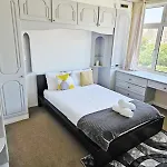 6 Beds, Large 5-bedroom House Parking, Wifi & Easy Access To Uwe Ideal For Contractors