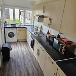 6 Beds, Large 5-bedroom House Parking, Wifi & Easy Access To Uwe Ideal For Contractors