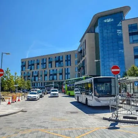 Spacious 5-bed With Parking,wifi & Self Check-in בית נופש בריסטול