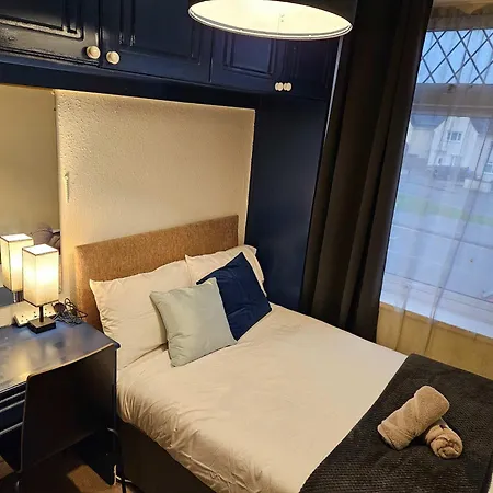 Spacious 5-bed With Parking,wifi & Self Check-in *