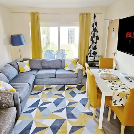Spacious 5-bed With Parking,wifi & Self Check-in בית נופש *