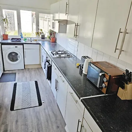 Spacious 5-bed With Parking,wifi & Self Check-in * בריסטול