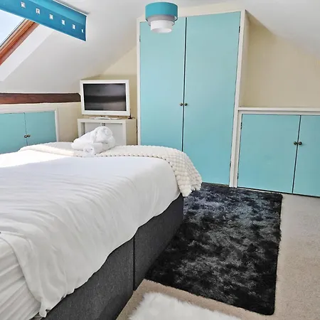 בית נופש Spacious 5-bed With Parking,wifi & Self Check-in *