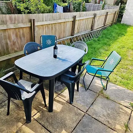 6 Beds, Large 5-bedroom House Parking, Wifi & Easy Access To Uwe Ideal For Contractors Vakantiehuis *