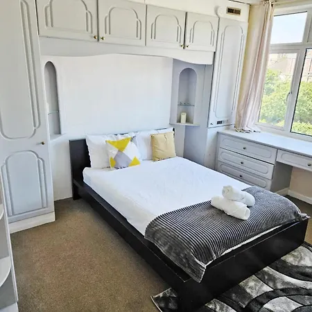 6 Beds, Large 5-bedroom House Parking, Wifi & Easy Access To Uwe Ideal For Contractors