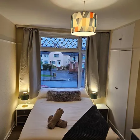 Vakantiehuis 6 Beds, Large 5-bedroom House Parking, Wifi & Easy Access To Uwe Ideal For Contractors