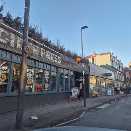 6 Beds, Large 5-bedroom House Parking, Wifi & Easy Access To Uwe Ideal For Contractors Vakantiehuis Bristol