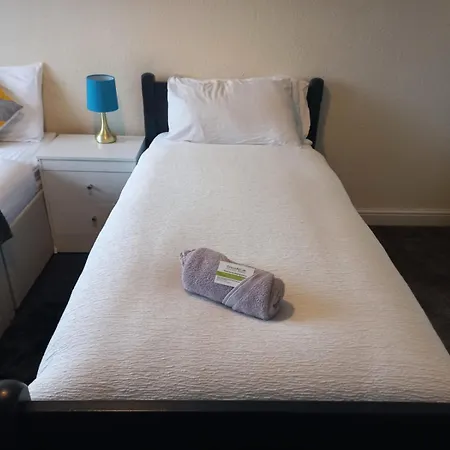 6 Beds, Large 5-bedroom House Parking, Wifi & Easy Access To Uwe Ideal For Contractors