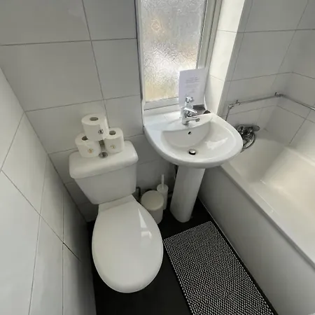 6 Beds, Large 5-bedroom House Parking, Wifi & Easy Access To Uwe Ideal For Contractors