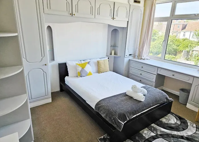 6 Beds, Large 5-bedroom House Parking, Wifi & Easy Access To Uwe Ideal For Contractors