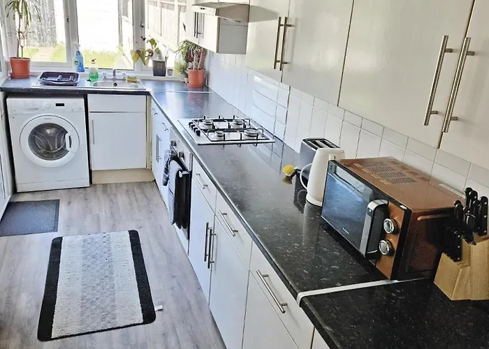 6 Beds, Large 5-bedroom House Parking, Wifi & Easy Access To Uwe Ideal For Contractors *