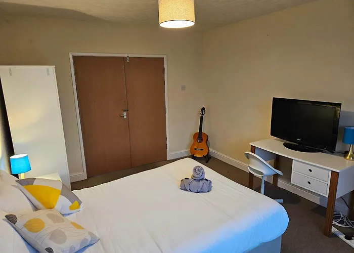 6 Beds, Large 5-bedroom House Parking, Wifi & Easy Access To Uwe Ideal For Contractors Vakantiehuis *