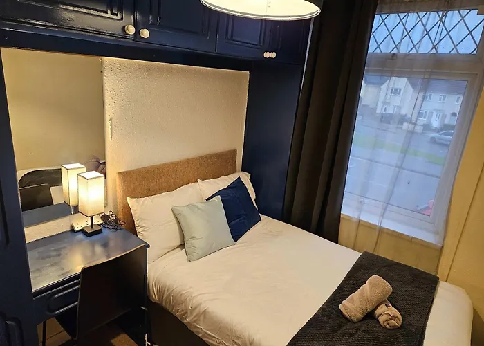 6 Beds, Large 5-bedroom House Parking, Wifi & Easy Access To Uwe Ideal For Contractors *