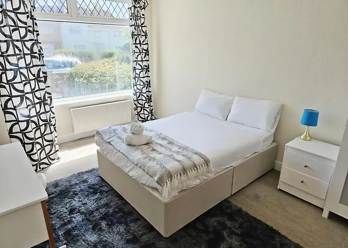 6 Beds, Large 5-bedroom House Parking, Wifi & Easy Access To Uwe Ideal For Contractors Dom wakacyjny