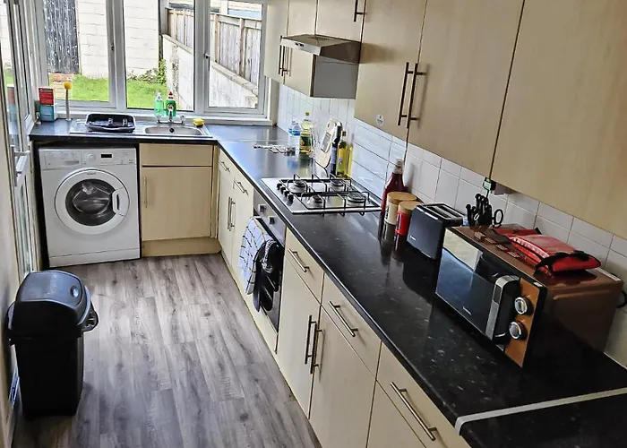 6 Beds, Large 5-bedroom House Parking, Wifi & Easy Access To Uwe Ideal For Contractors