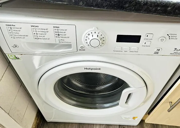 6 Beds, Large 5-bedroom House Parking, Wifi & Easy Access To Uwe Ideal For Contractors Vakantiehuis *