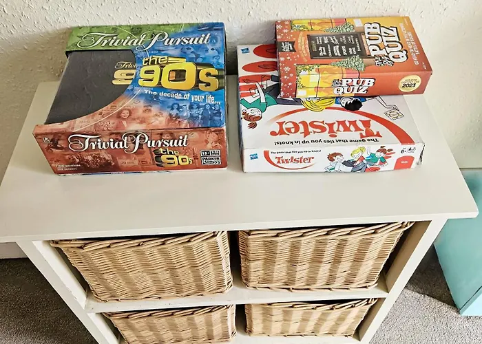 6 Beds, Large 5-bedroom House Parking, Wifi & Easy Access To Uwe Ideal For Contractors *