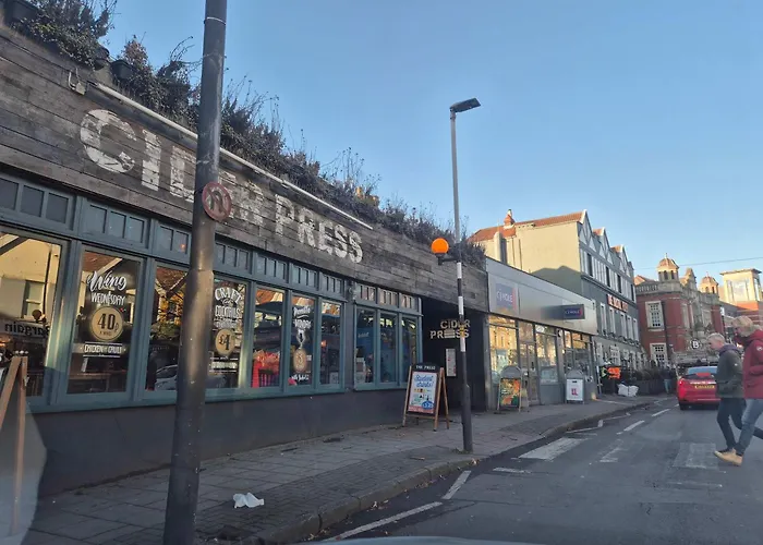 6 Beds, Large 5-bedroom House Parking, Wifi & Easy Access To Uwe Ideal For Contractors Dom wakacyjny Bristol