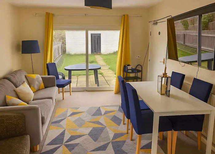 6 Beds, Large 5-bedroom House Parking, Wifi & Easy Access To Uwe Ideal For Contractors *