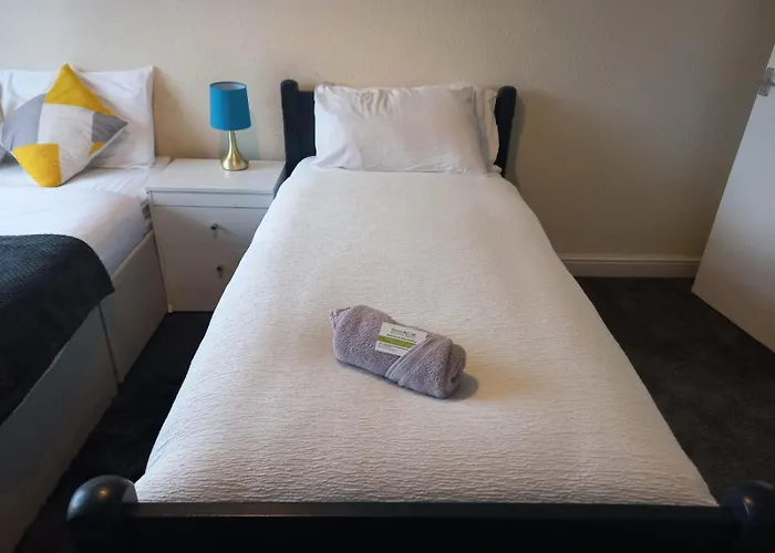 6 Beds, Large 5-bedroom House Parking, Wifi & Easy Access To Uwe Ideal For Contractors