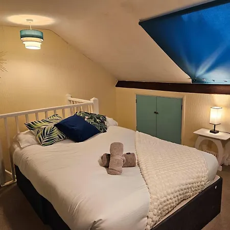 Holiday home Spacious 5-bed With Parking,wifi & Self Check-in