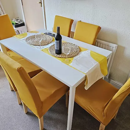 Holiday home Spacious 5-bed With Parking,wifi & Self Check-in Bristol