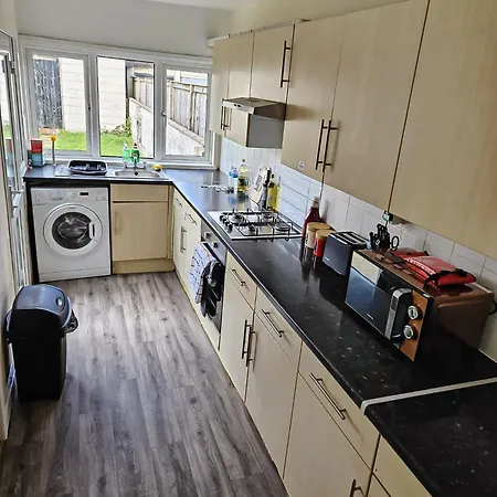 Spacious 5-bed With Parking,wifi & Self Check-in Holiday home *