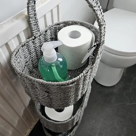 Holiday home Spacious 5-bed With Parking,wifi & Self Check-in