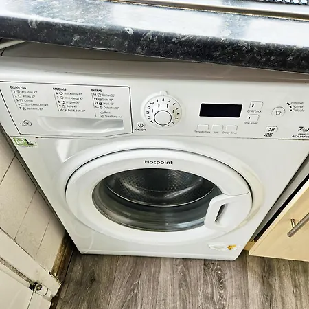 Spacious 5-bed With Parking,wifi & Self Check-in Holiday home *