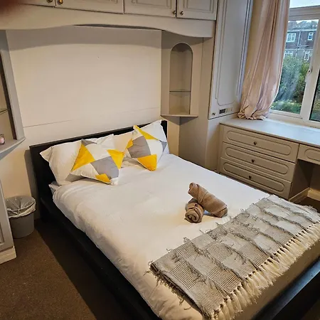 Spacious 5-bed With Parking,wifi & Self Check-in Holiday home *