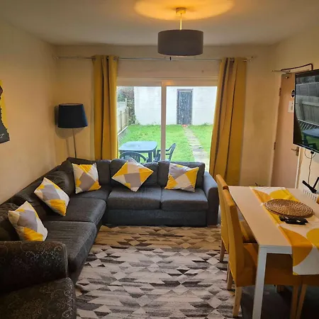 Holiday home Spacious 5-bed With Parking,wifi & Self Check-in