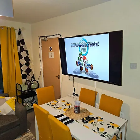 Spacious 5-bed With Parking,wifi & Self Check-in Holiday home *