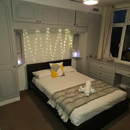 Spacious 5-bed With Parking,wifi & Self Check-in Holiday home Bristol
