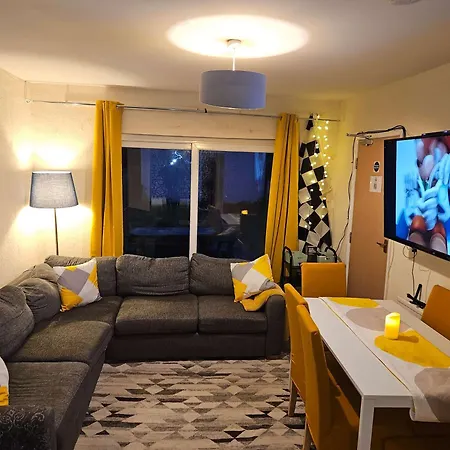Spacious 5-bed With Parking,wifi & Self Check-in *