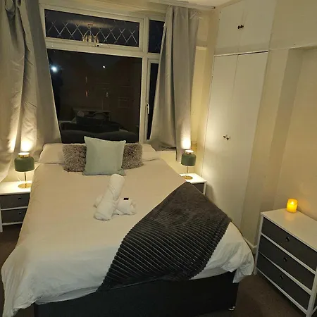 Holiday home Spacious 5-bed With Parking,wifi & Self Check-in *
