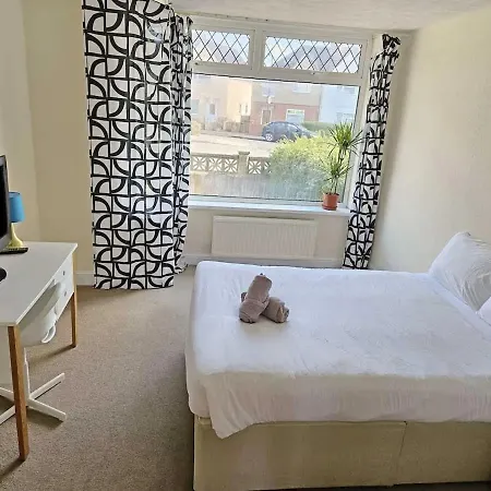Spacious 5-bed With Parking,wifi & Self Check-in