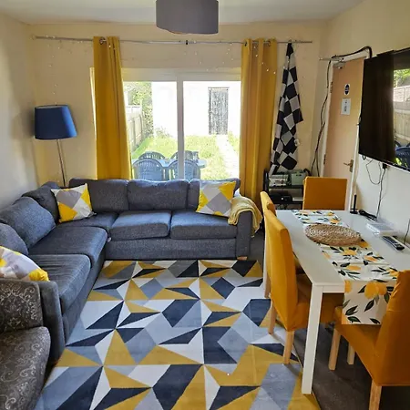 Spacious 5-bed With Parking,wifi & Self Check-in Holiday home Bristol