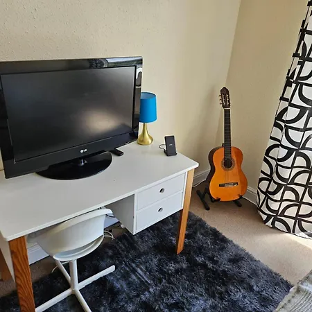 Spacious 5-bed With Parking,wifi & Self Check-in