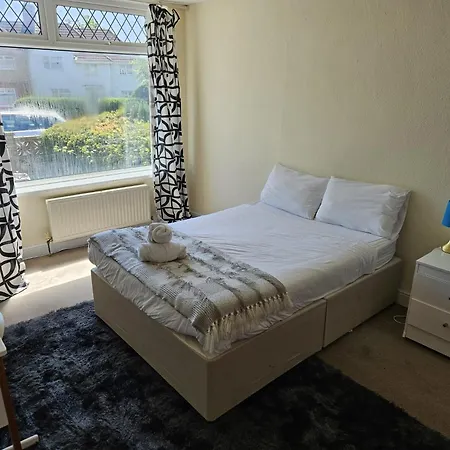 Spacious 5-bed With Parking,wifi & Self Check-in *