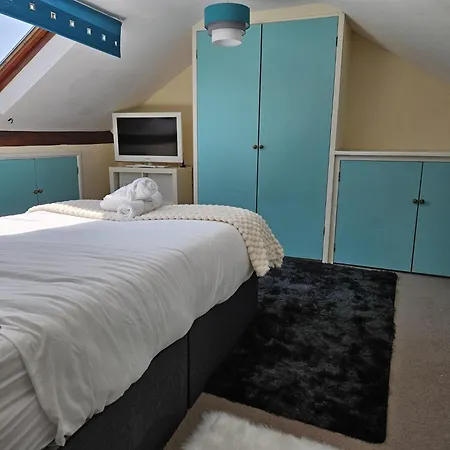 Spacious 5-bed With Parking,wifi & Self Check-in Holiday home *